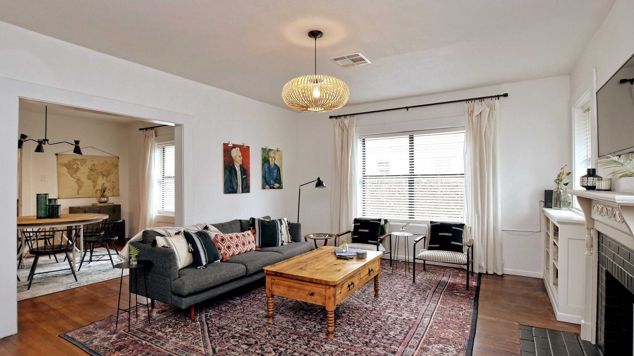 Photo of Livingroom in Austin Ave.