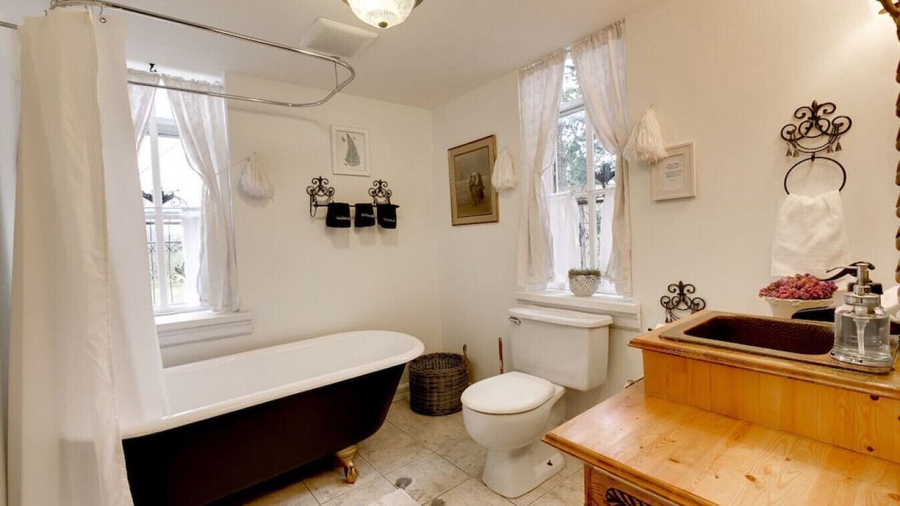 Photo of Bathroom in Rossmore