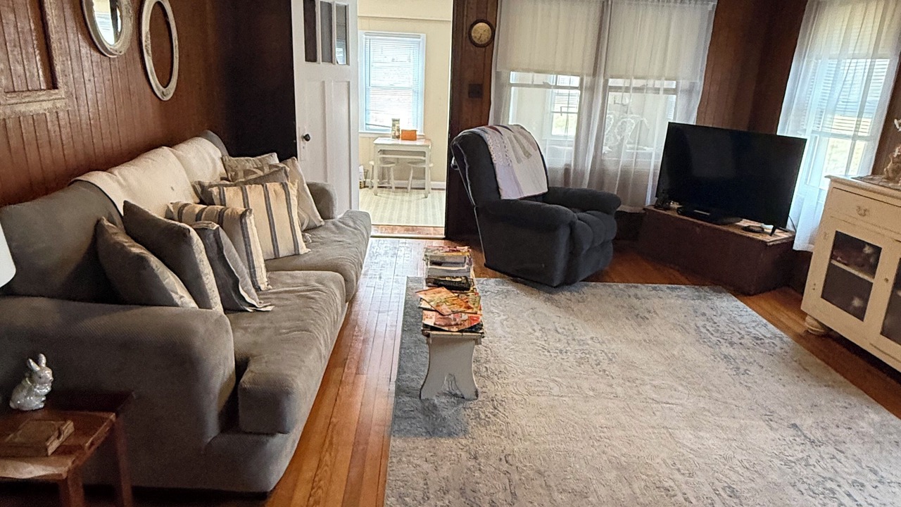 Photo of Livingroom in Upper Tract