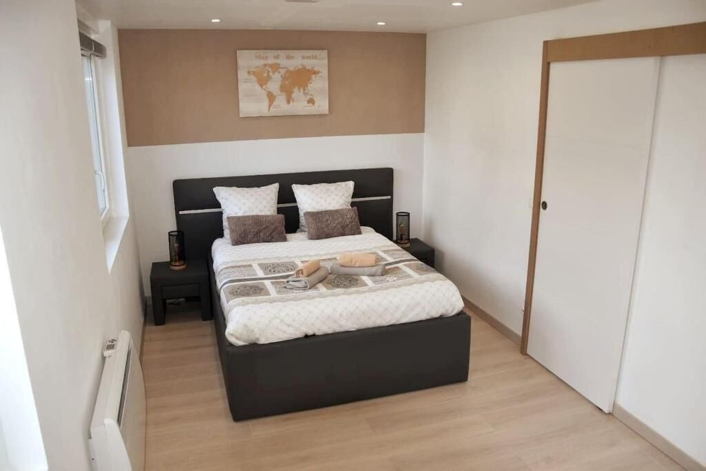 Photo of Bedroom in Lens