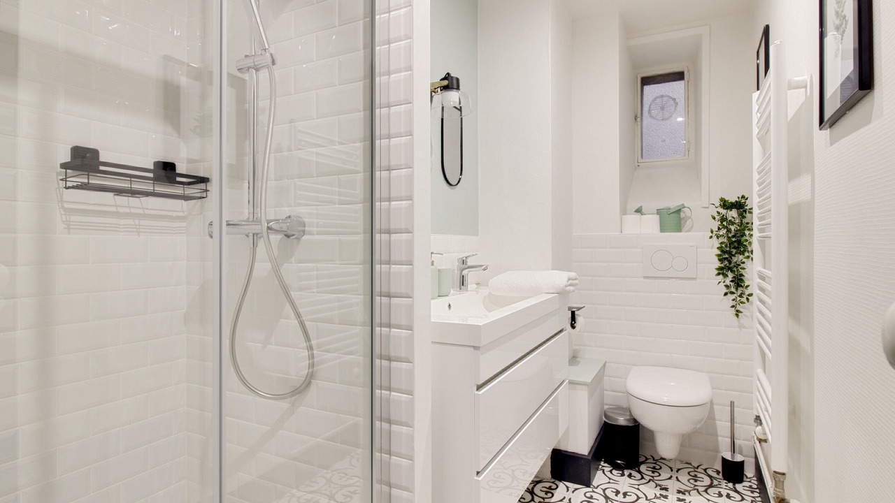Photo of Bathroom in Graslin - Commerce