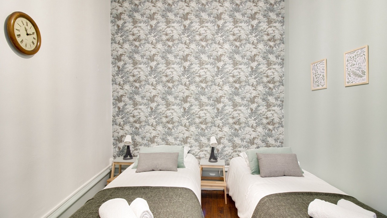 Photo of Bedroom in Graslin - Commerce