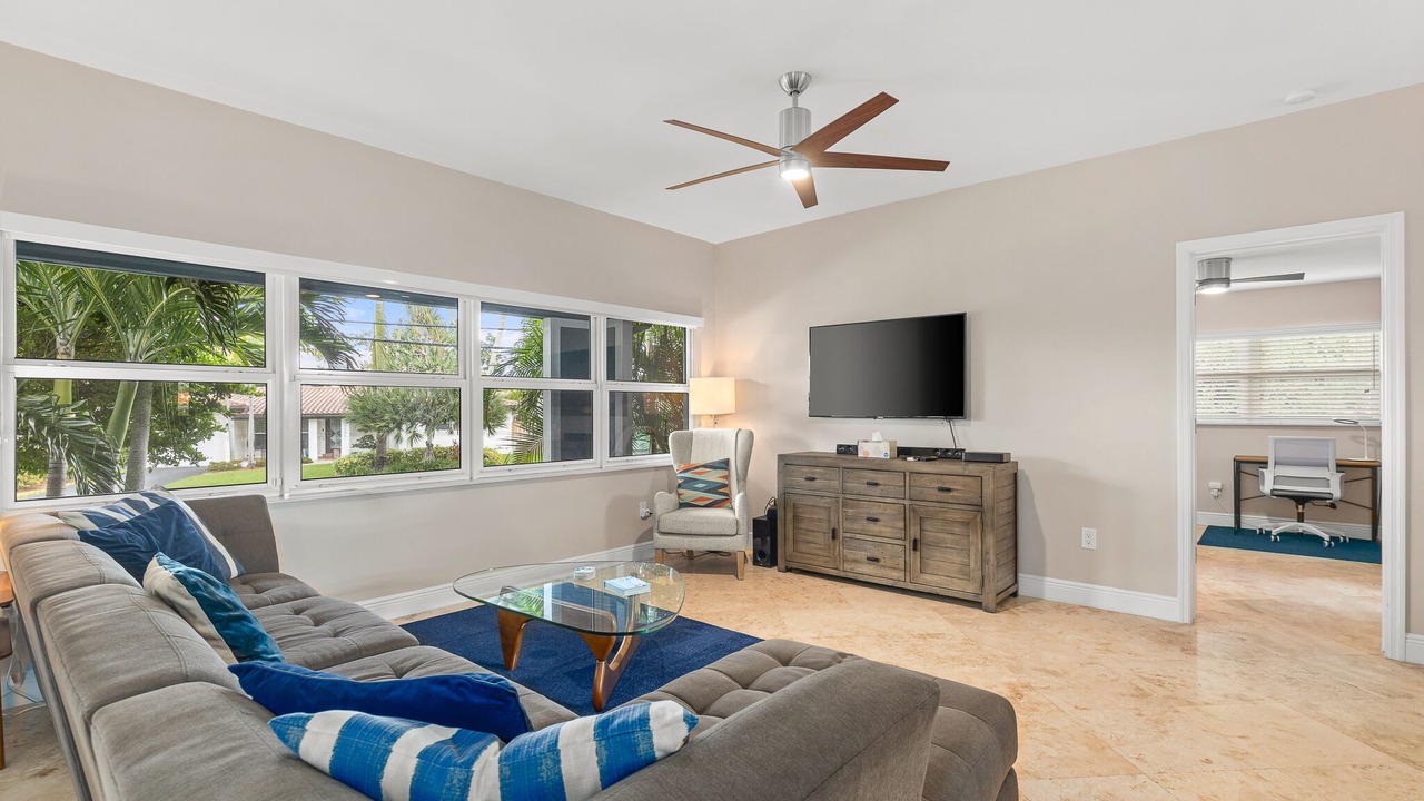 Photo of Livingroom in Oakland Park