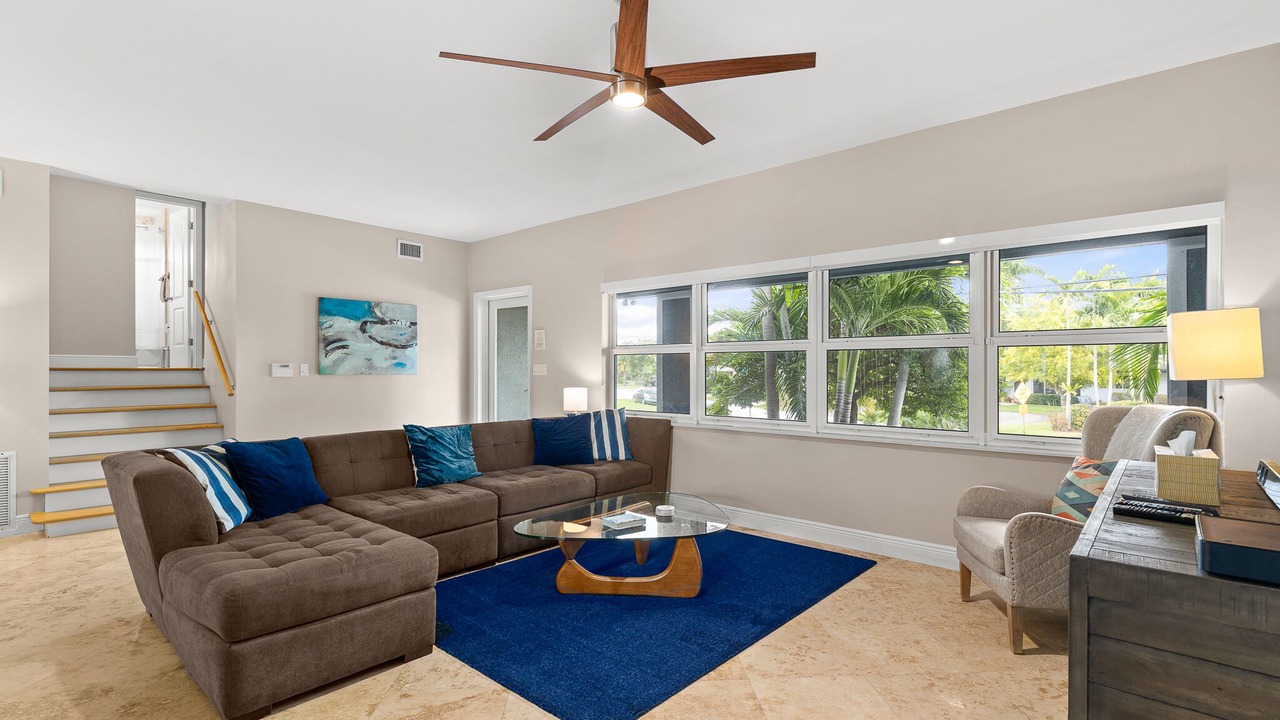 Photo of Livingroom in Oakland Park