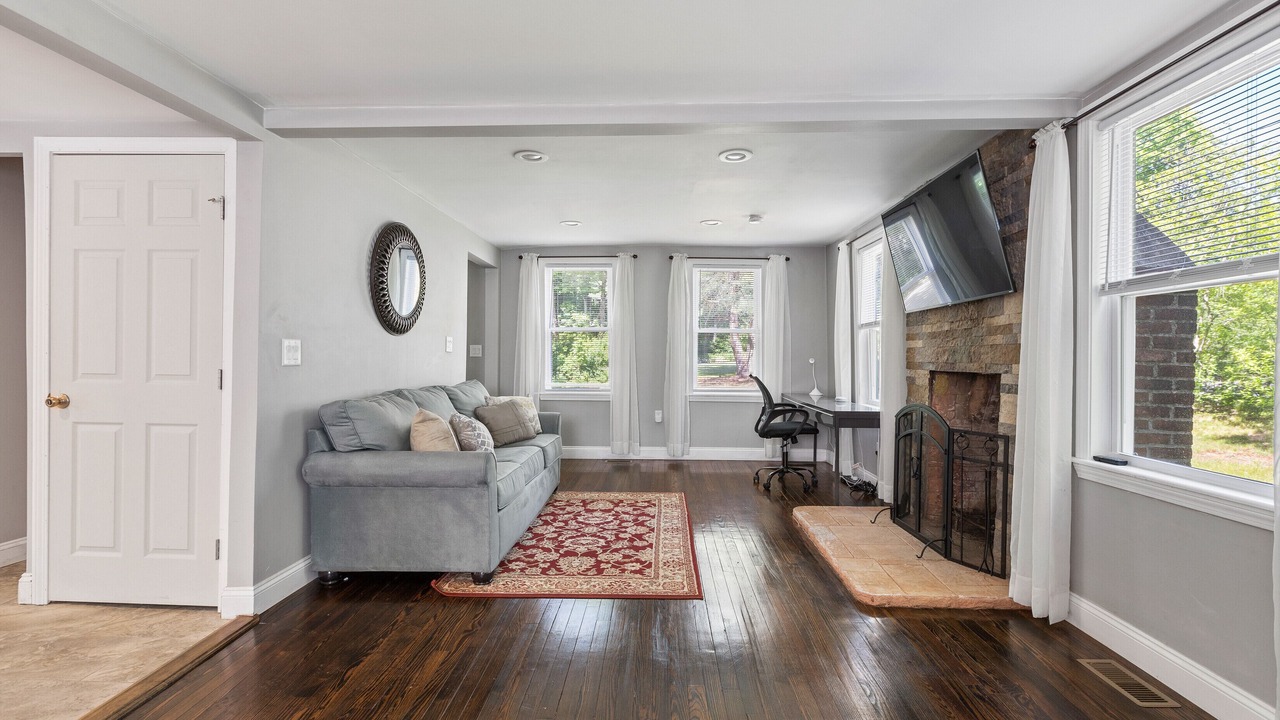 Photo of Livingroom in Foxboro