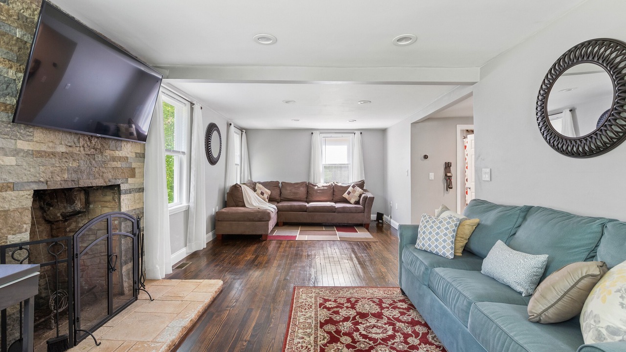 Photo of Livingroom in Foxboro