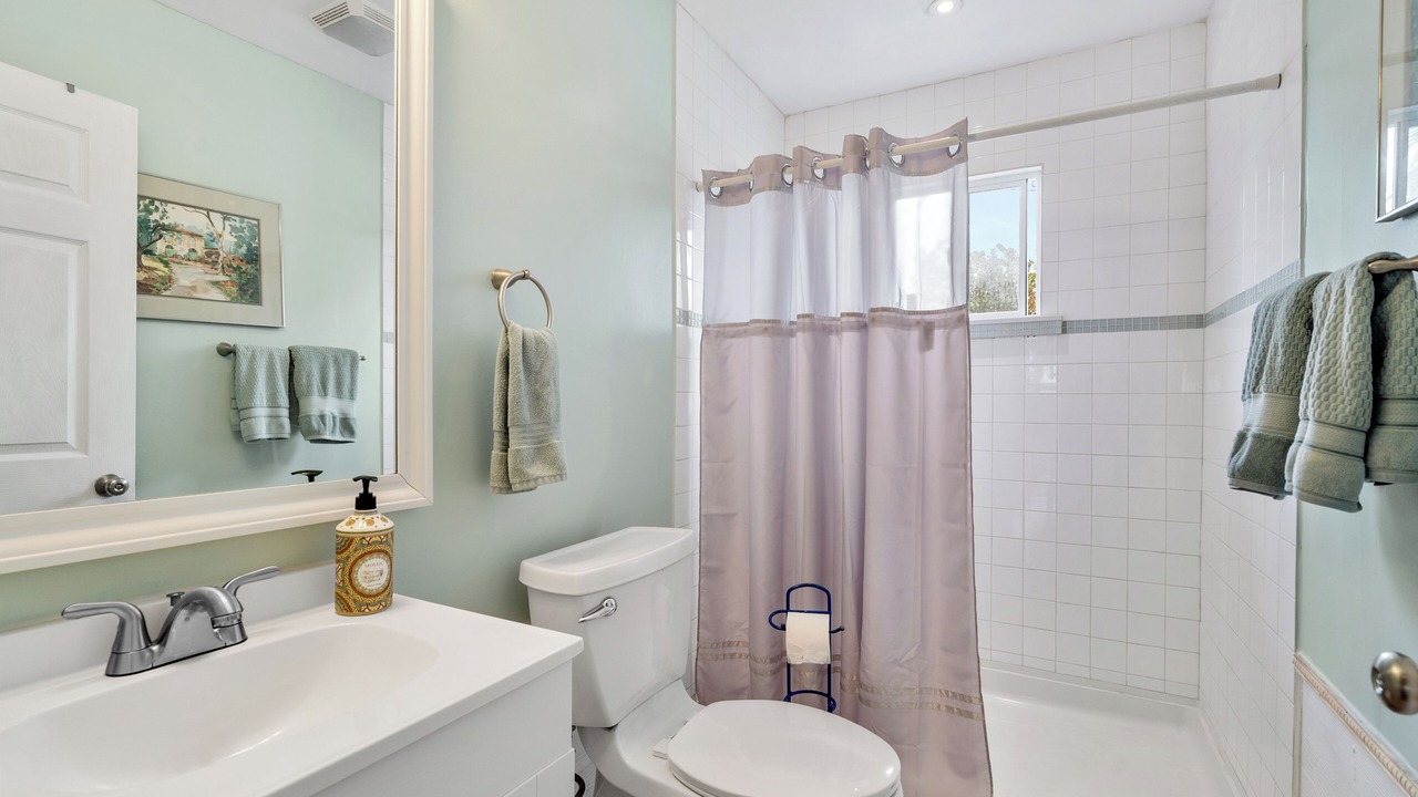Photo of Bathroom in Treasure Island