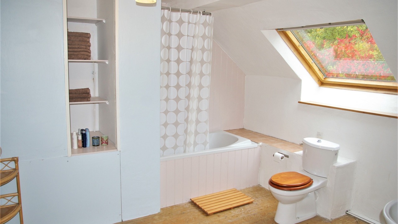 Photo of Bathroom in Saint-Symphorien-de-Marmagne