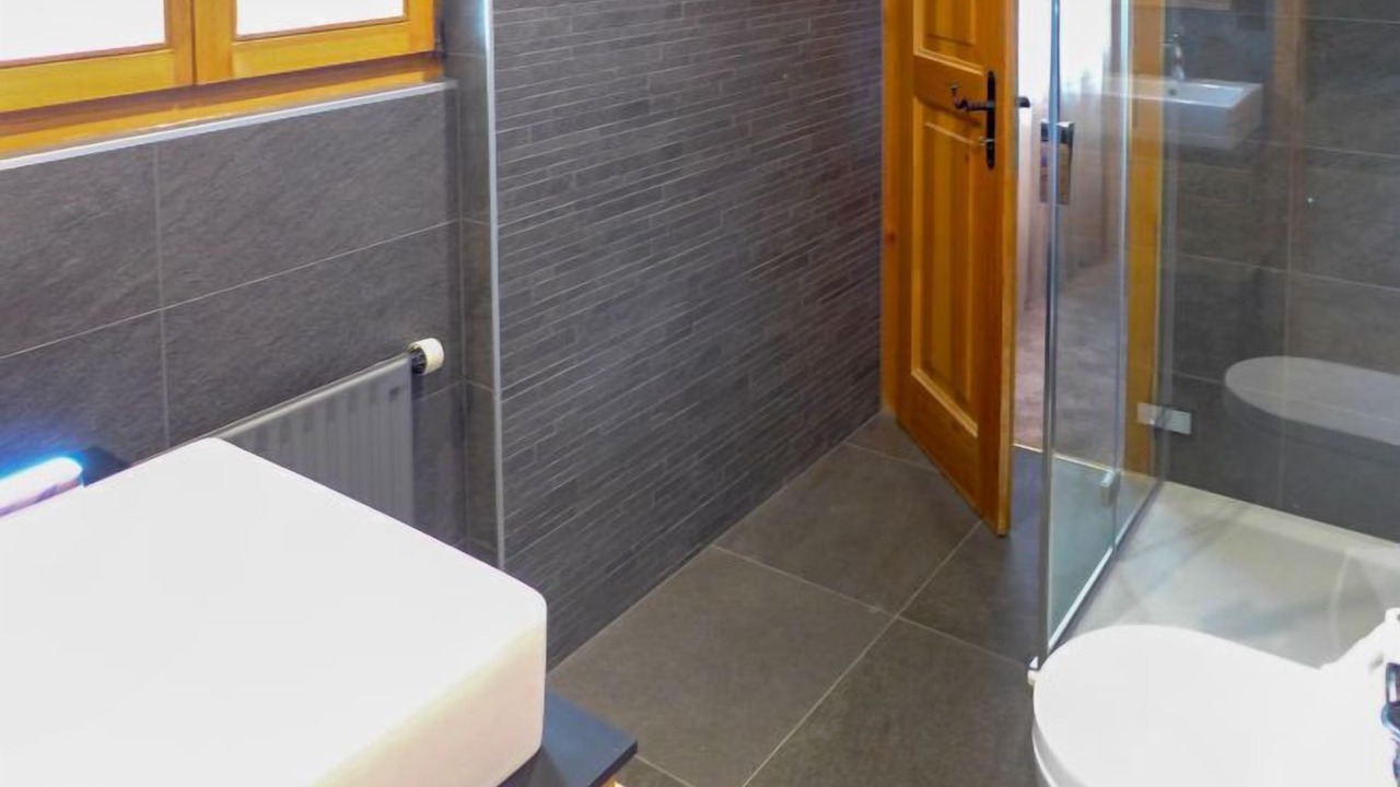 Photo of Bathroom in Lens