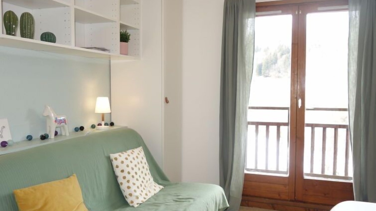 Photo of Livingroom in Demi-Quartier