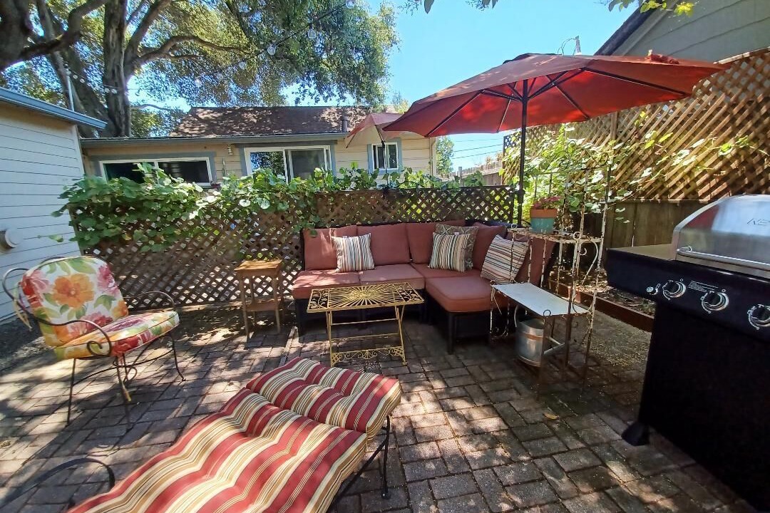 Photo of Patio Balcony in Burbank Gardens Neighborhood Association