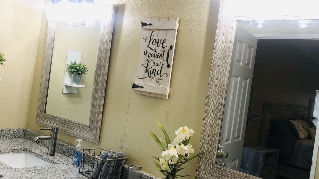 Photo of Bathroom in Weeki Wachee Gardens