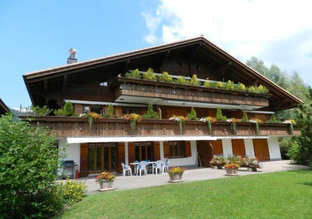 Photo of Buildings in Saanenmoeser