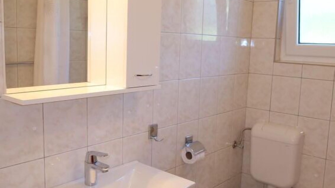 Photo of Bathroom in Petrcane