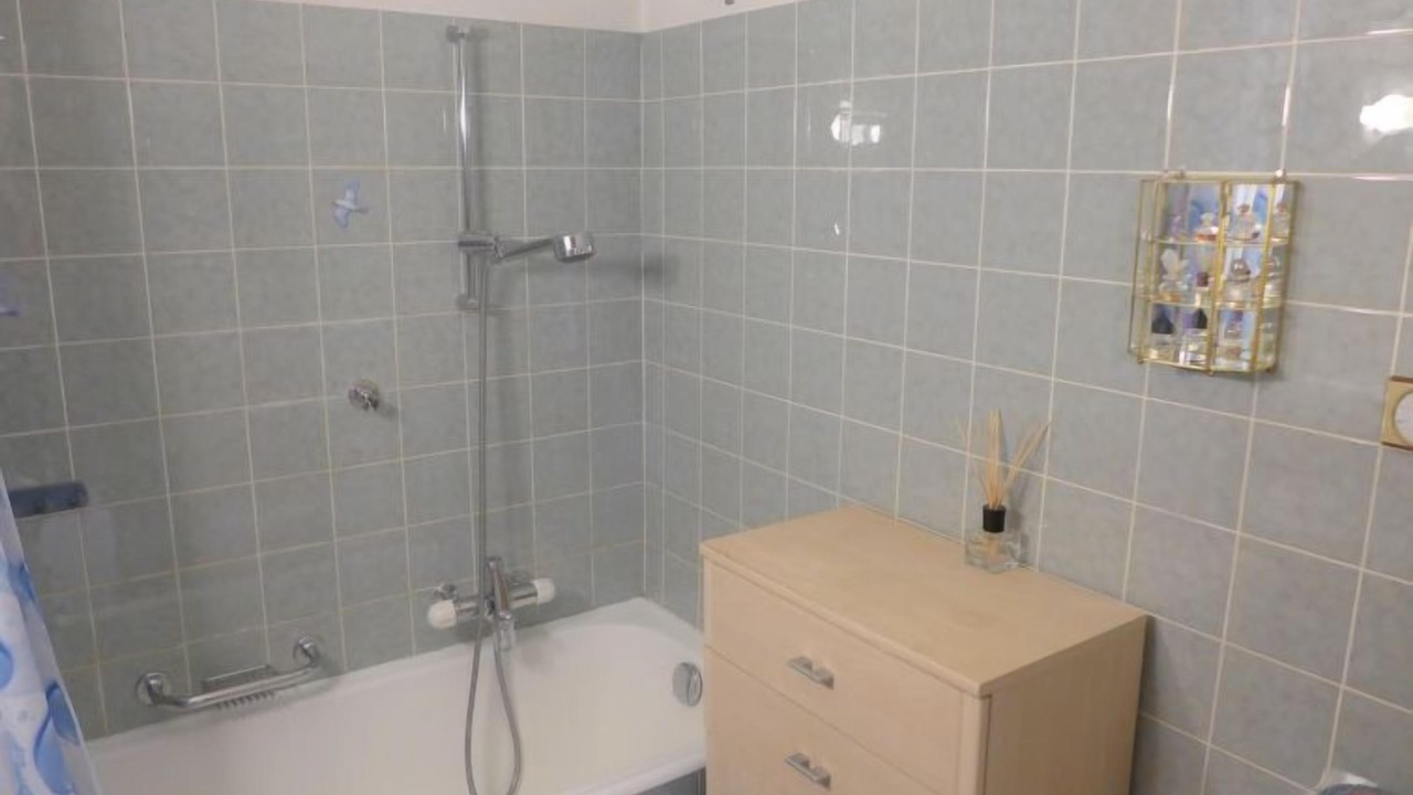 Photo of Bathroom in Lens