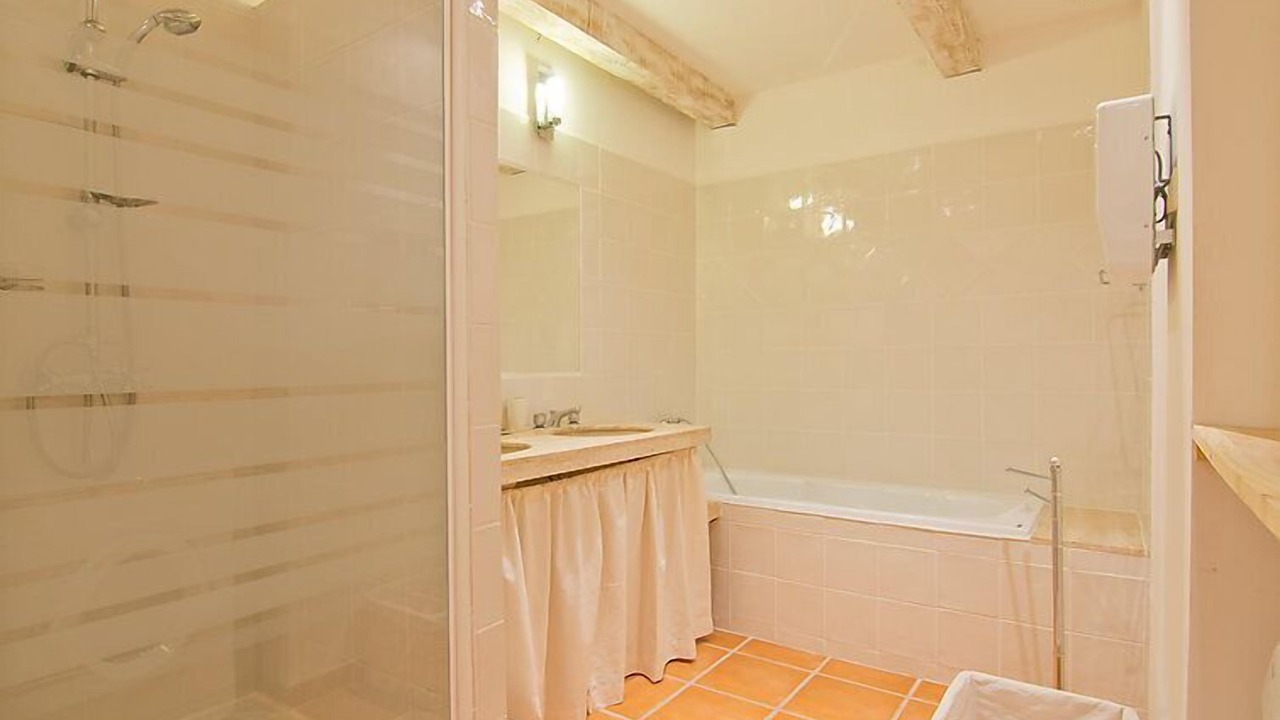 Photo of Bathroom in Lagnes