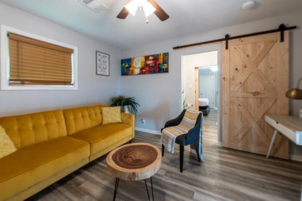 Photo of Livingroom in Cloverleaf
