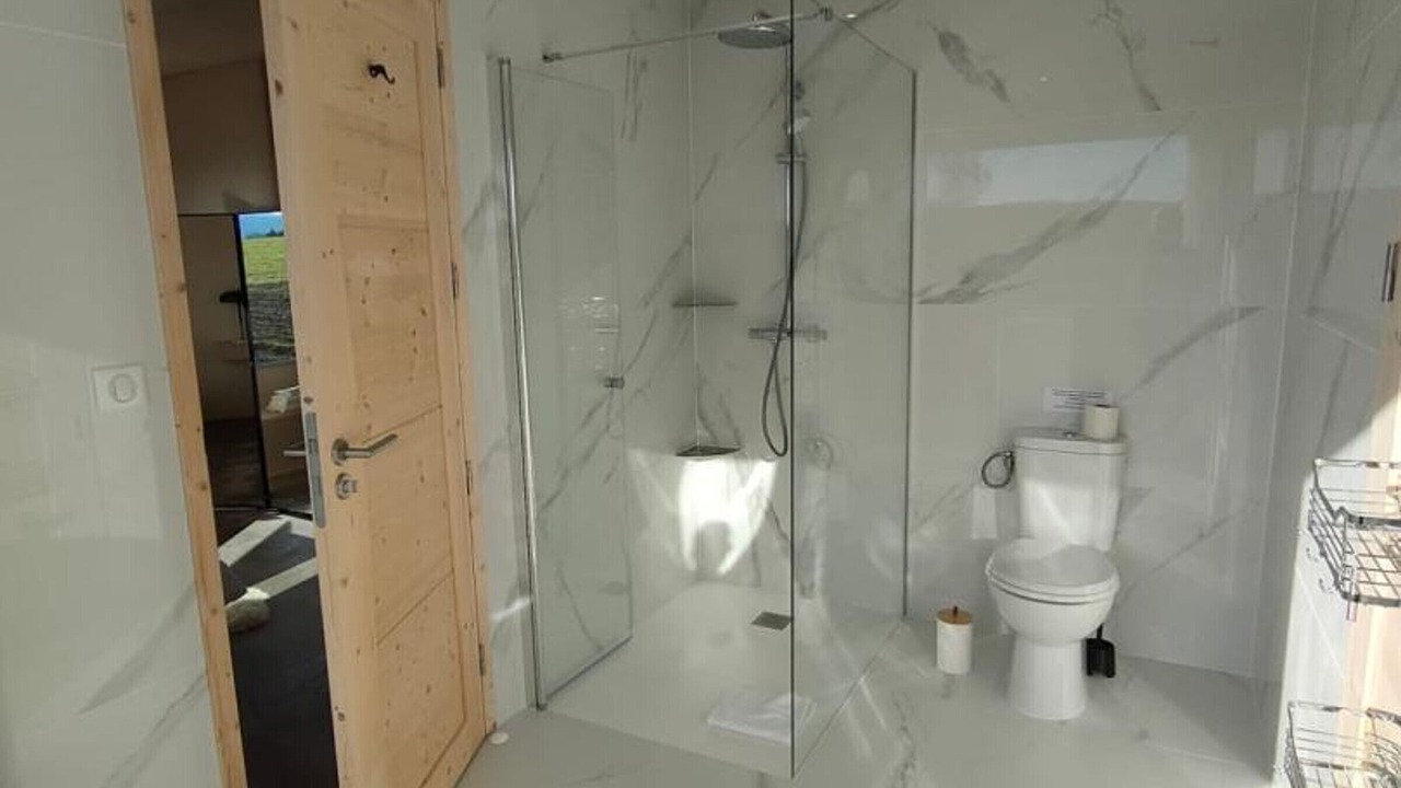 Photo of Bathroom in Saint-Forgeux-Lespinasse