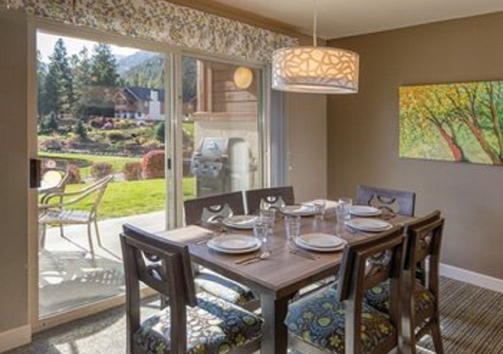 Photo of Others in Downtown Leavenworth