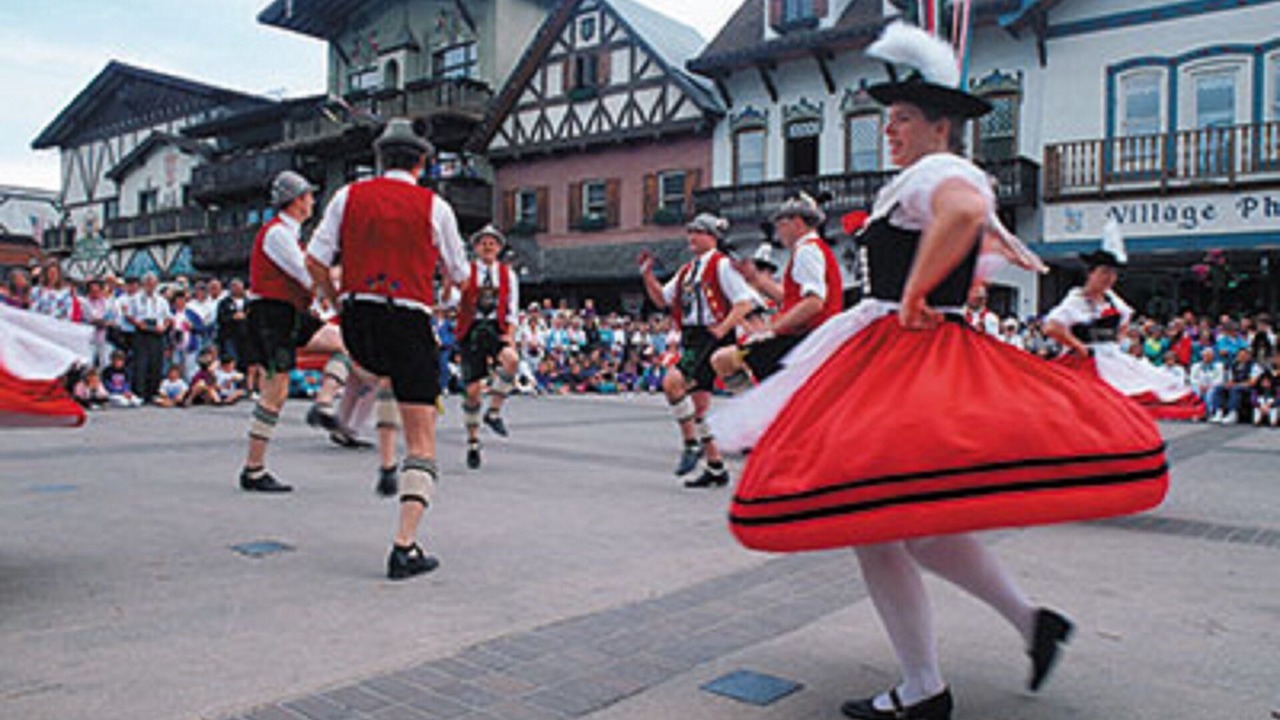 Photo of Others in Downtown Leavenworth