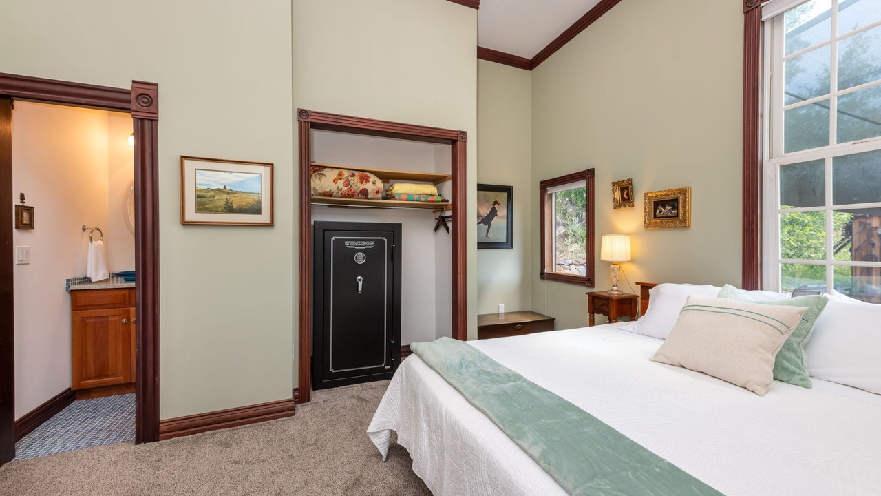 Photo of Bedroom in Central City