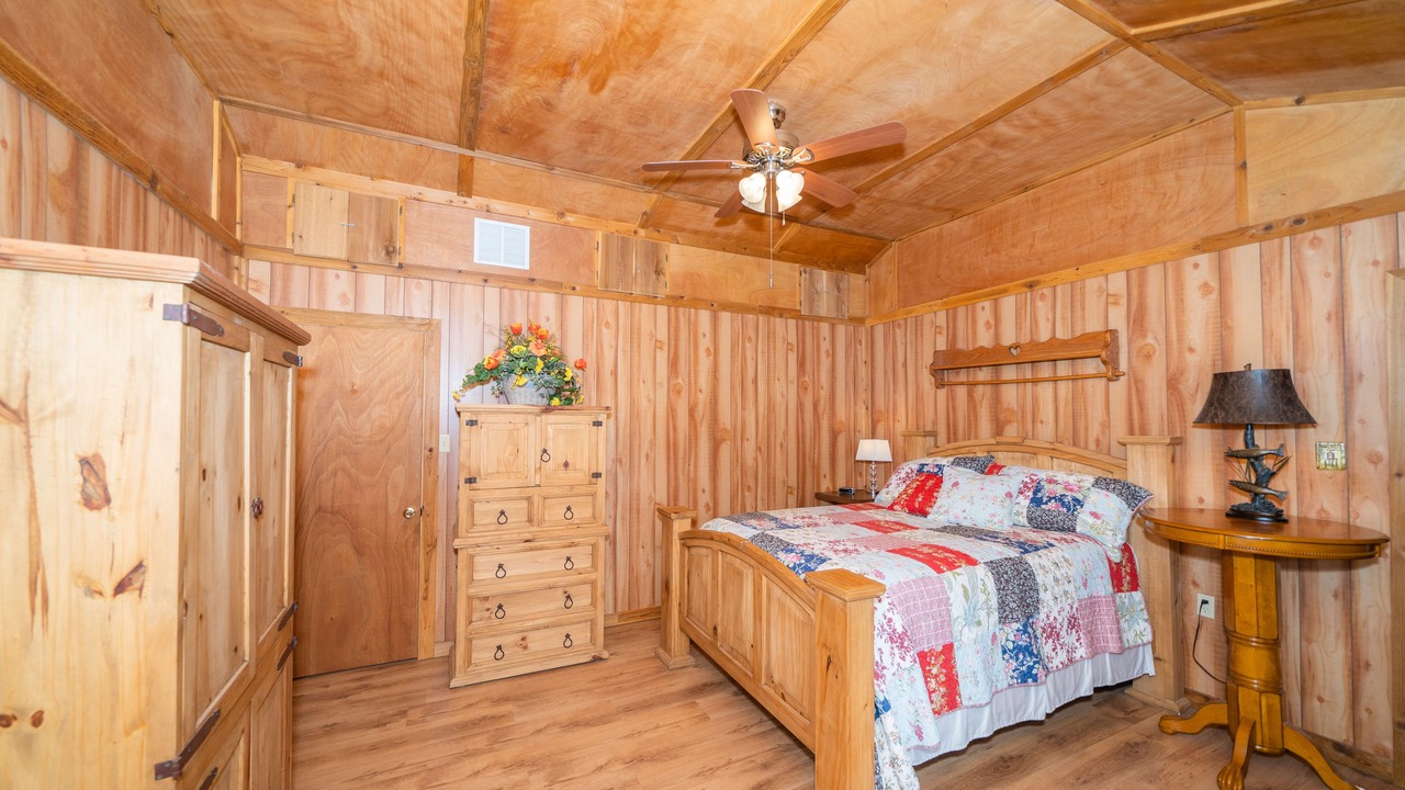 Photo of Bedroom in Laclede County