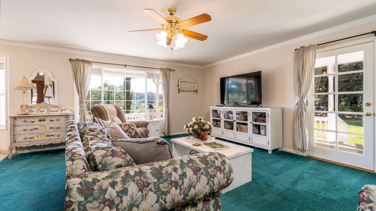 Photo of Bedroom in Redwood Valley