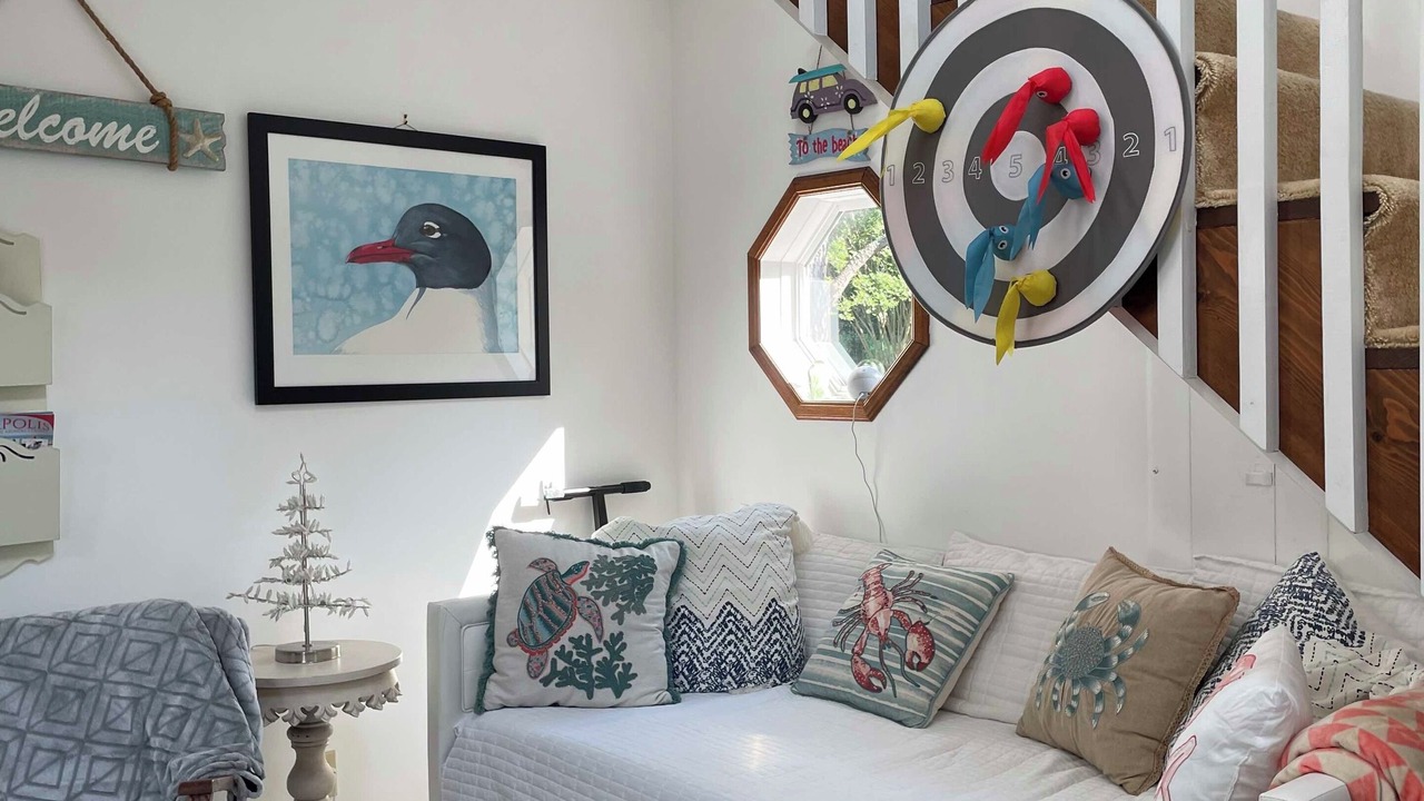 Photo of Livingroom in Calvert Beach-Long Beach