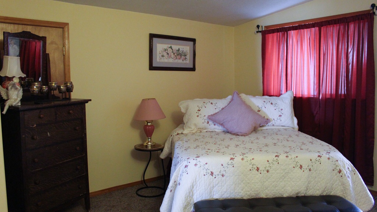 Photo of Bedroom in Omak