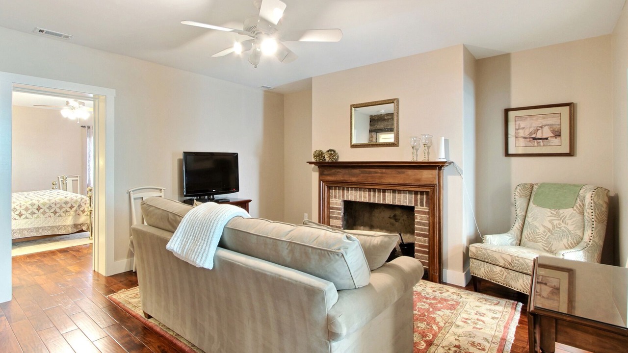 Photo of Livingroom in Savannah Victorian District