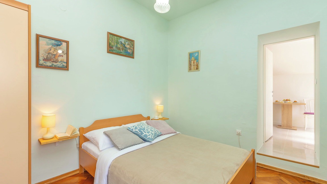 Photo of Bedroom in Pile