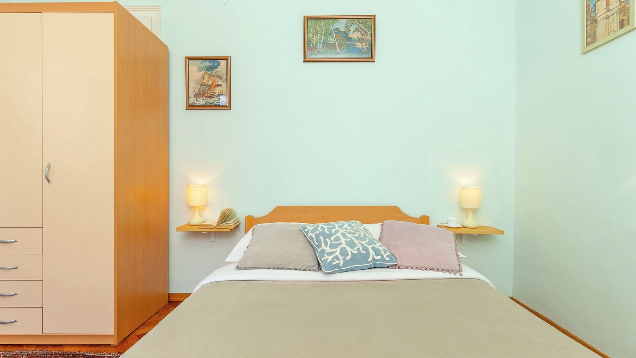 Photo of Bedroom in Pile