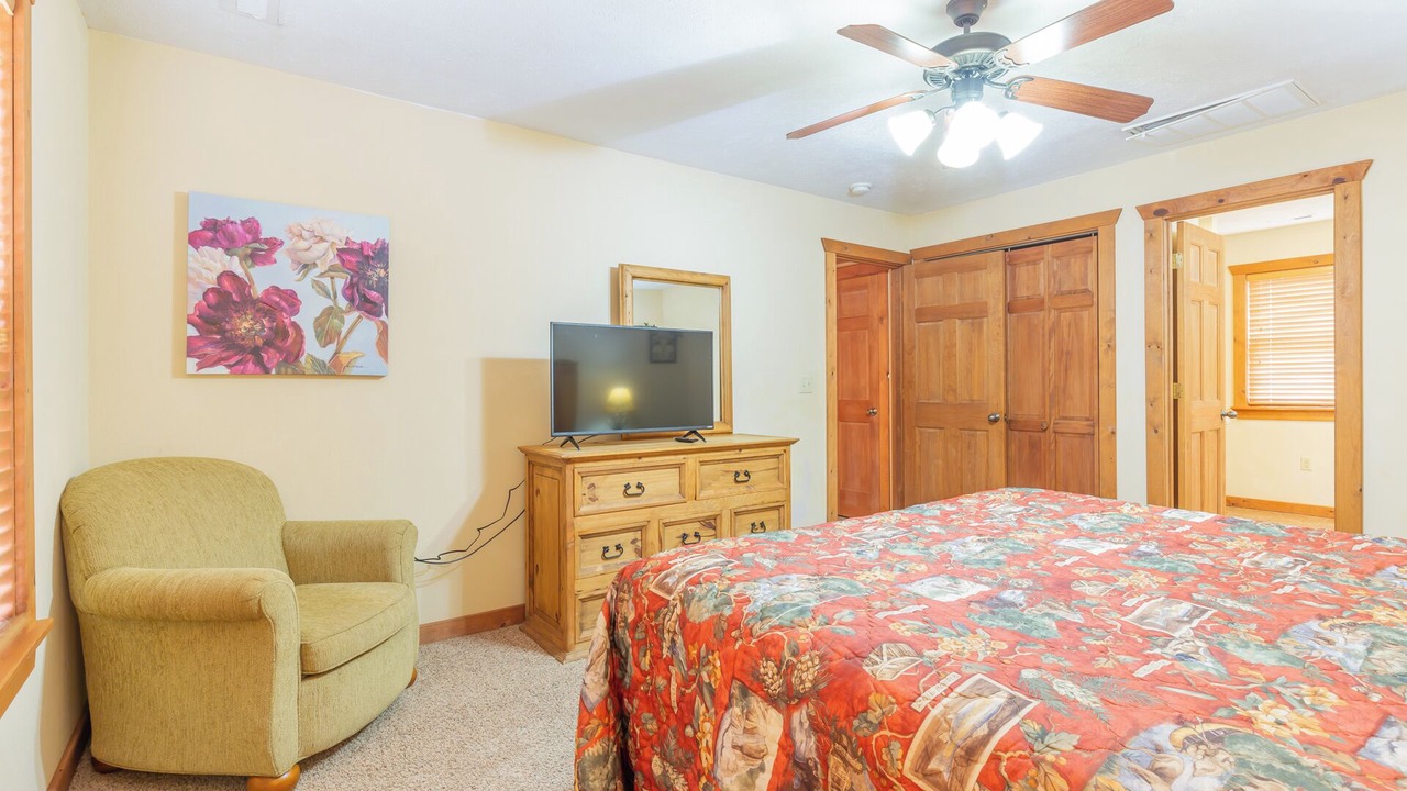 Photo of Bedroom in Reeds Spring