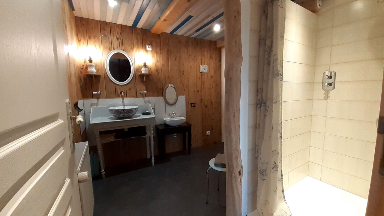 Photo of Bathroom in Auzon Communaute