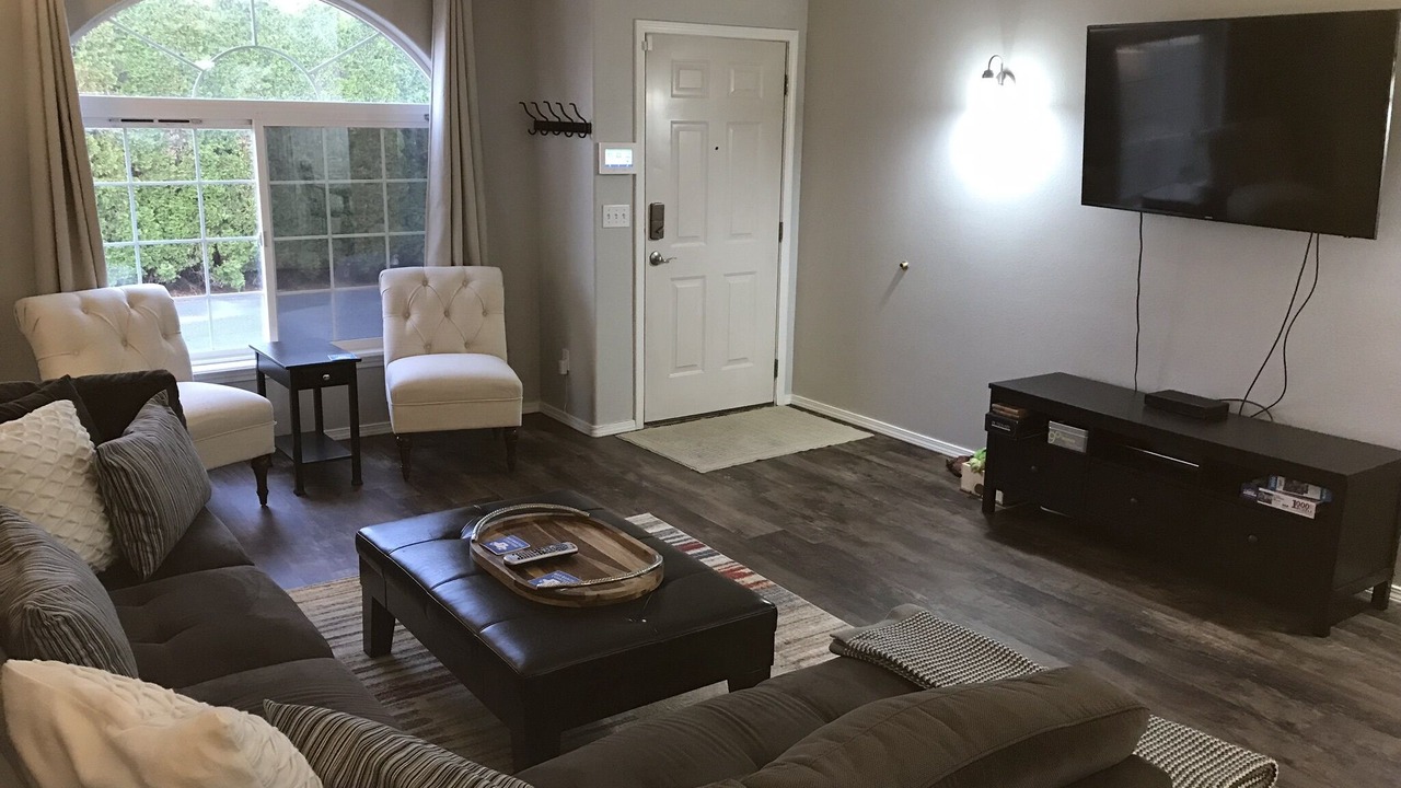 Photo of Livingroom in Brownstown