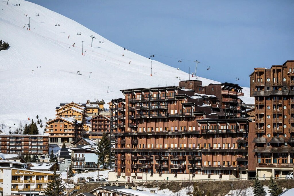 Photo of Buildings in Jeux