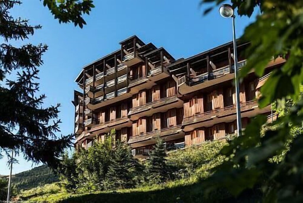 Photo of Buildings in Jeux