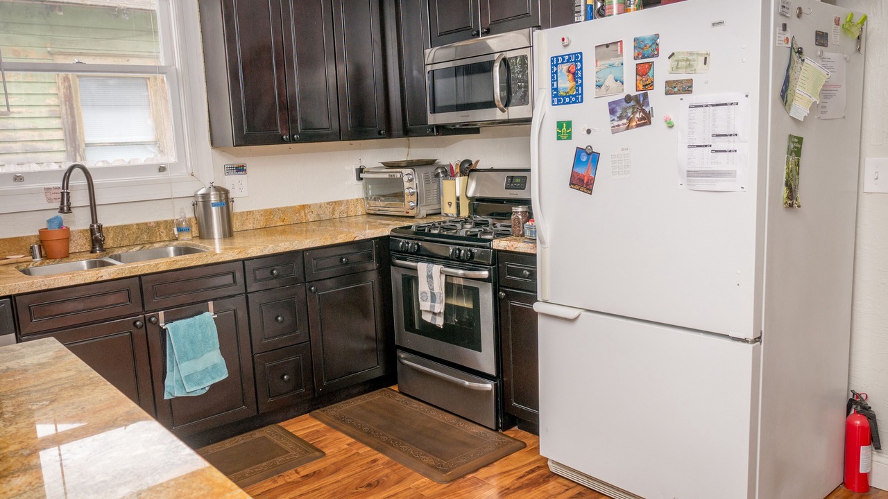 Photo of Kitchen in Burbank Gardens Neighborhood Association