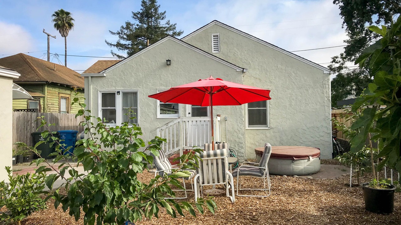 Photo of Outdoor in Burbank Gardens Neighborhood Association