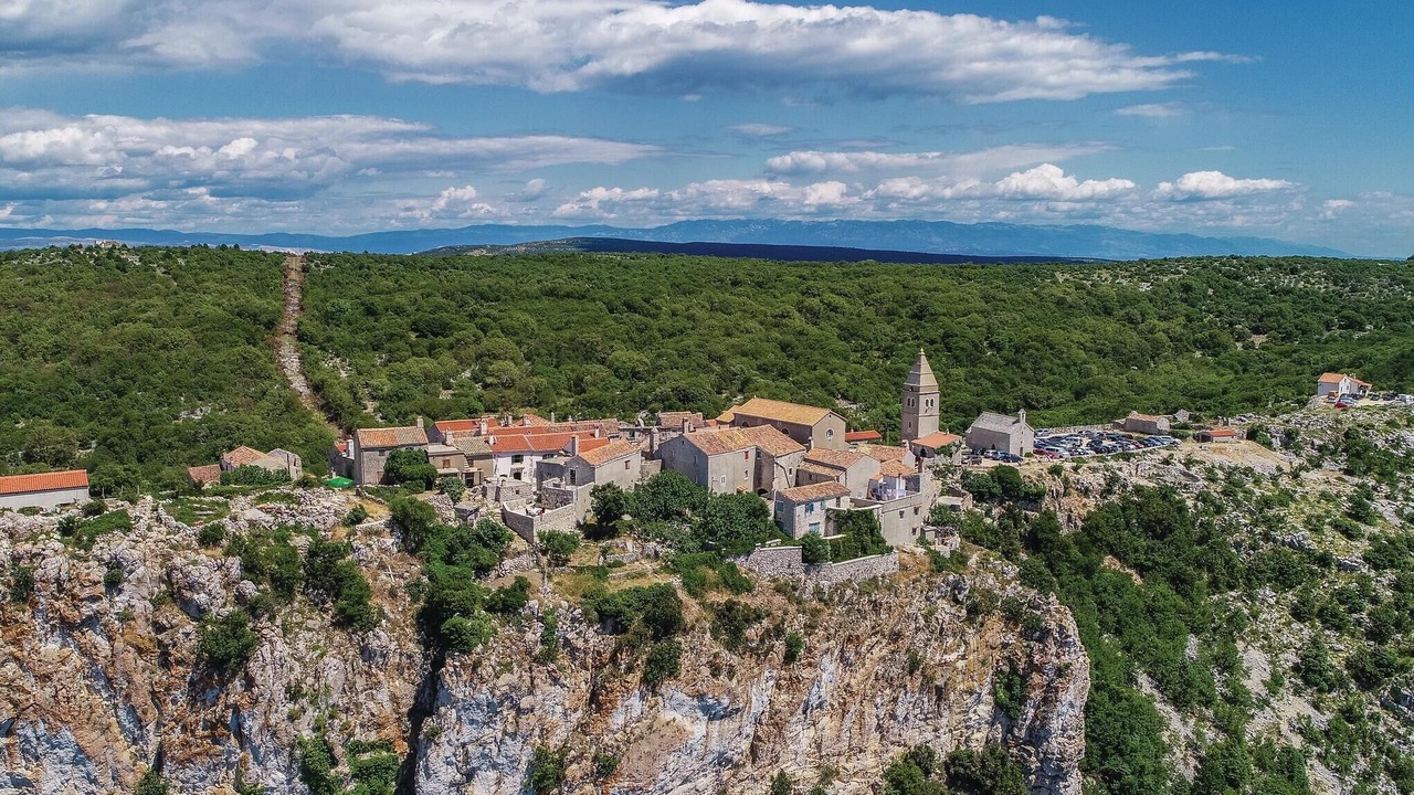 Photo of Others in Cres