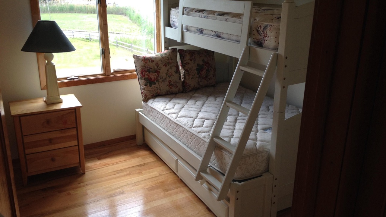 Photo of Bedroom in Aquebogue