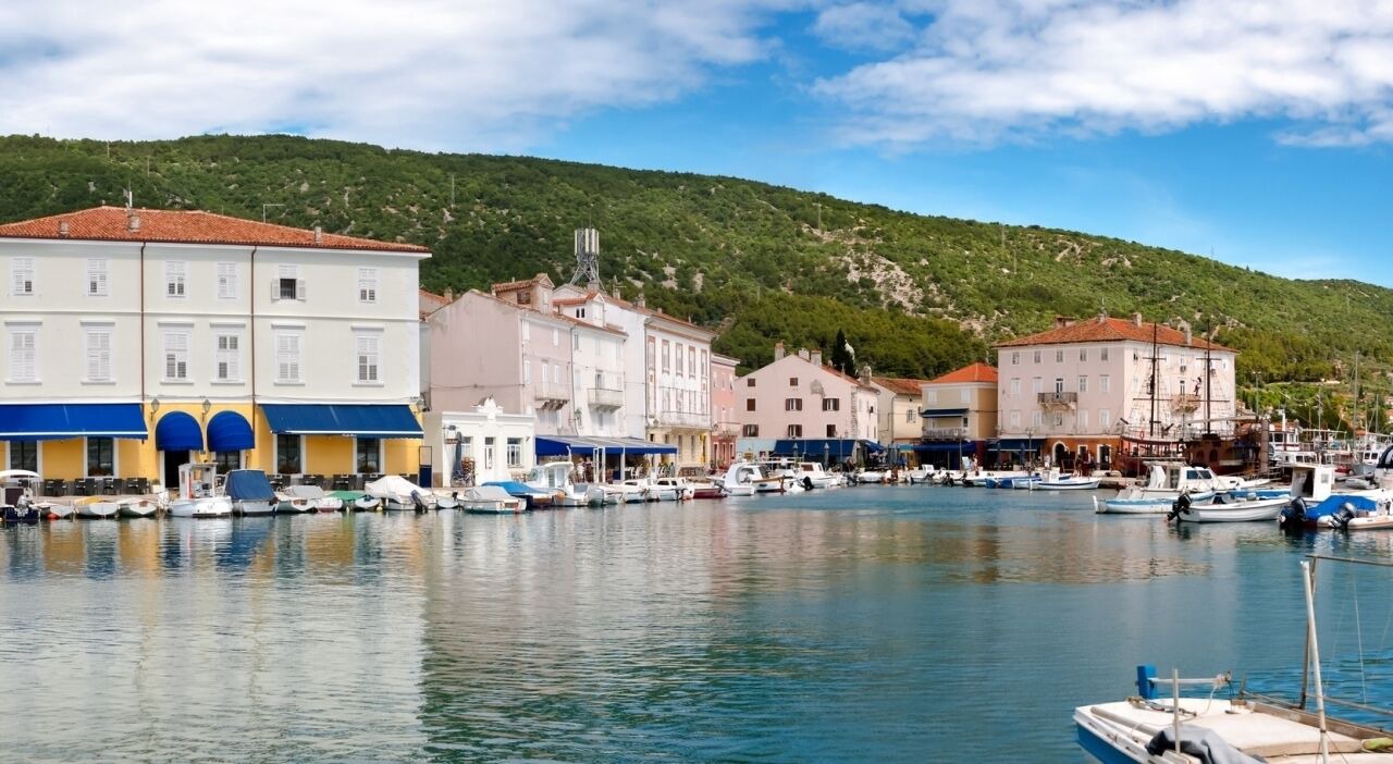 Photo of Others in Cres