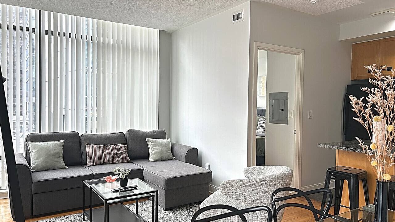 Photo of Livingroom in Bloor-Yorkville
