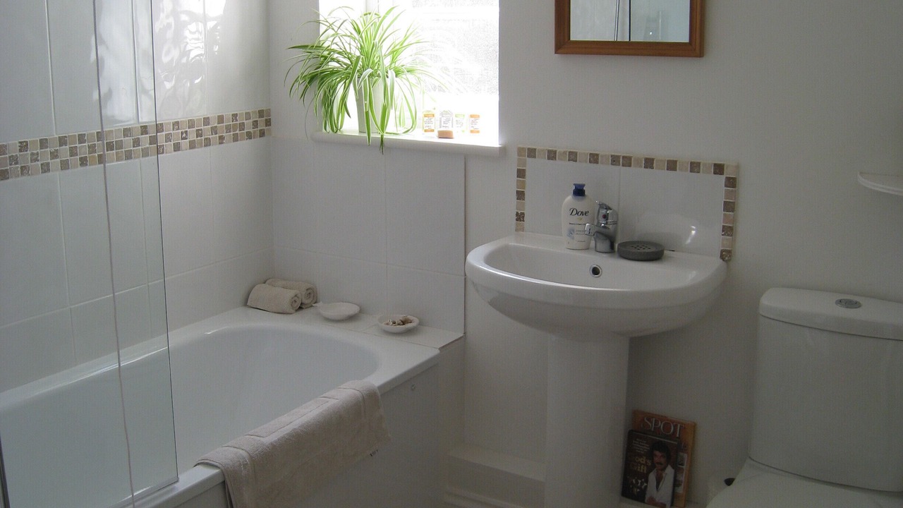Photo of Bathroom in Budleigh Salterton