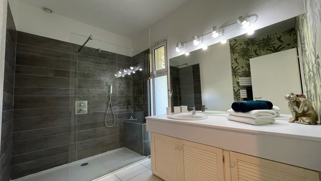 Photo of Bathroom in Lanton