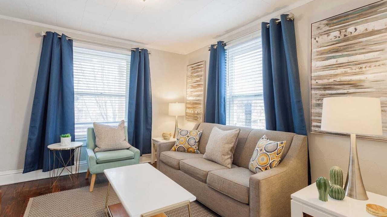 Photo of Livingroom in West Plaza