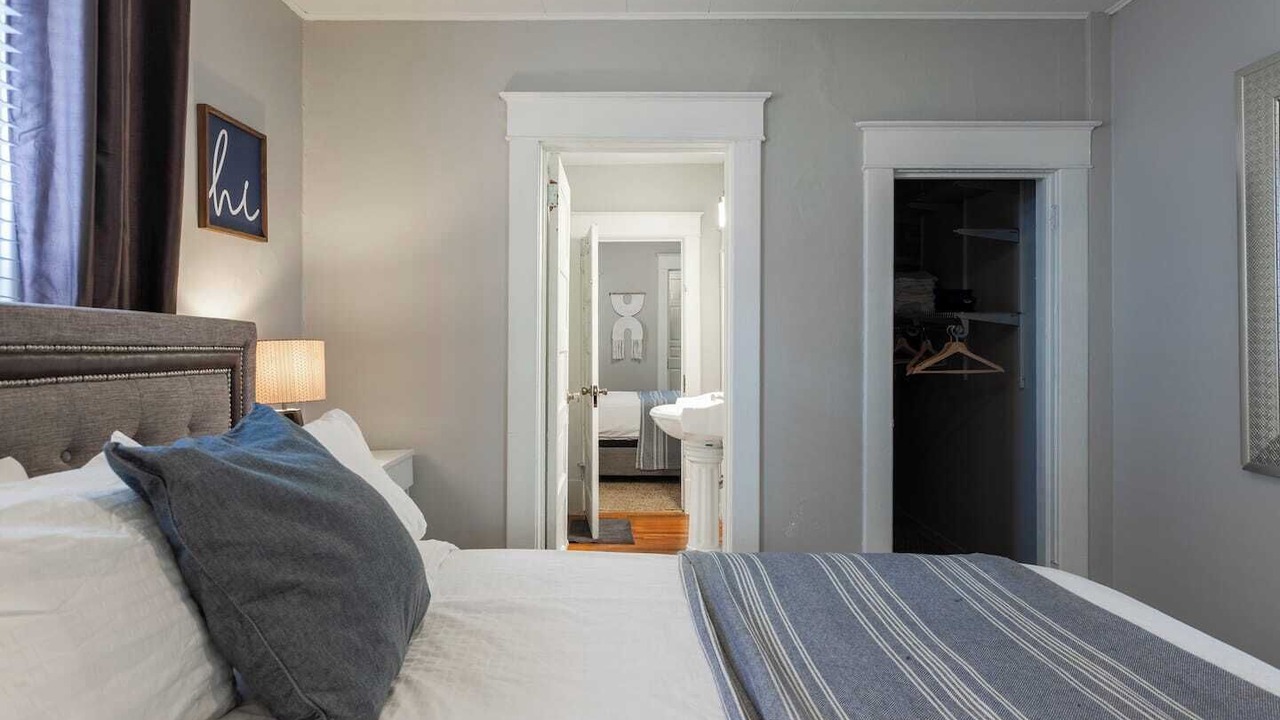 Photo of Bedroom in West Plaza
