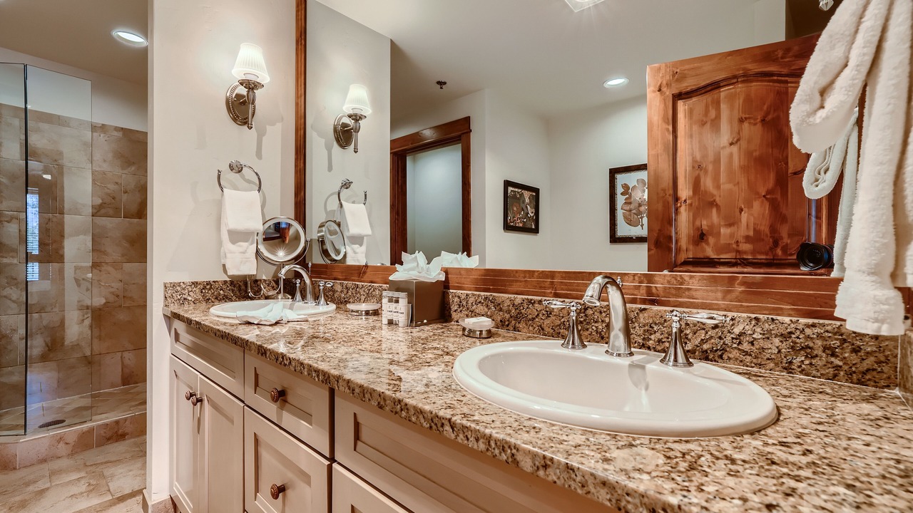 Photo of Bathroom in Four O'Clock