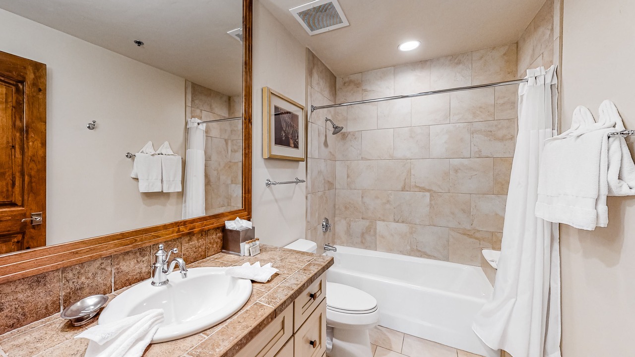 Photo of Bathroom in Four O'Clock