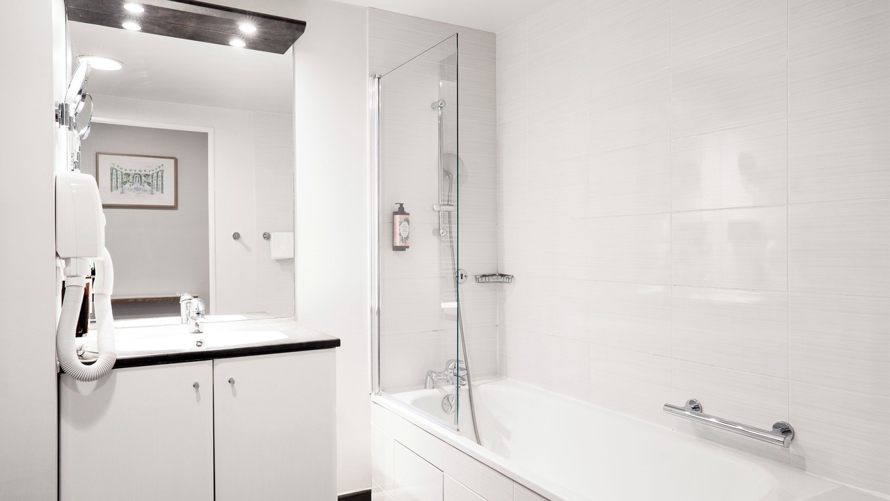 Photo of Bathroom in Guyancourt